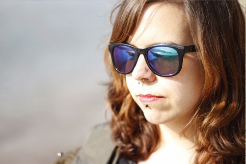 Porträtaufnahme von Melanie mit blau spiegelnder Sonnenbrille