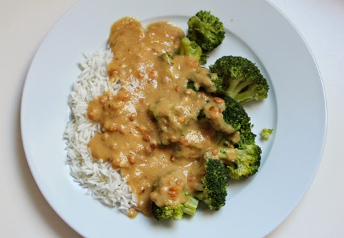 Brokkoli mit Reis und Erdnusssoße