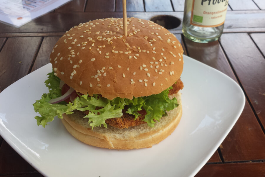 veganer Chicken Burger beim vegetarischen Metzger in Berlin