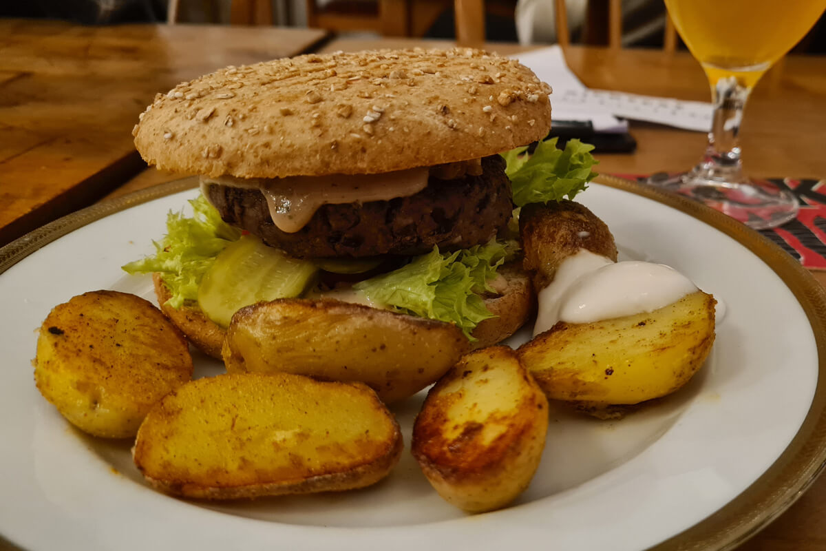 Ein Klassiker im Black veg: der vegane Black Bean Burger mit Kartoffeln und Ayoli.