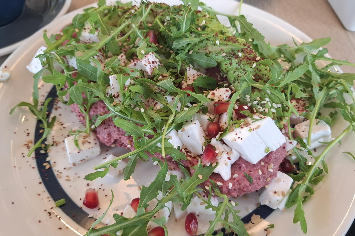 Brot dick belegt mit Rote Beete Hummus, Avocado und veganem Feta im Café Alter Schwede