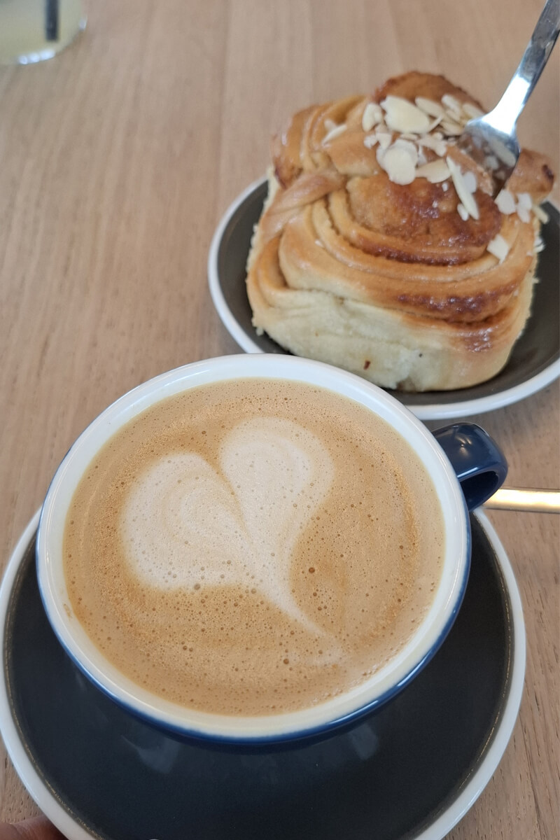 Cappuccino mit Haferdrink und Marzipanbullar im Café Alter Schwede