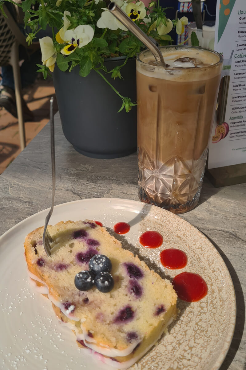 Blaubeer-Zitronen Kuchen und Iced Latte in der Esskalation