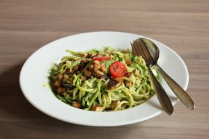 Zucchinispaghetti mit Spinat Walnuss Pesto