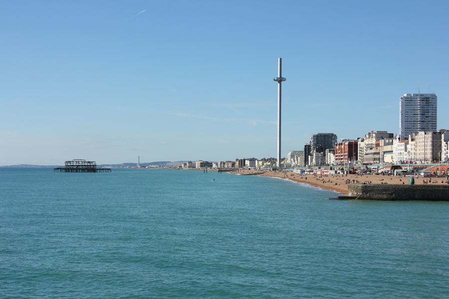 Brighton Blick auf die Strandpromenade, den Aussichtsturm und den abgebrannten Pier