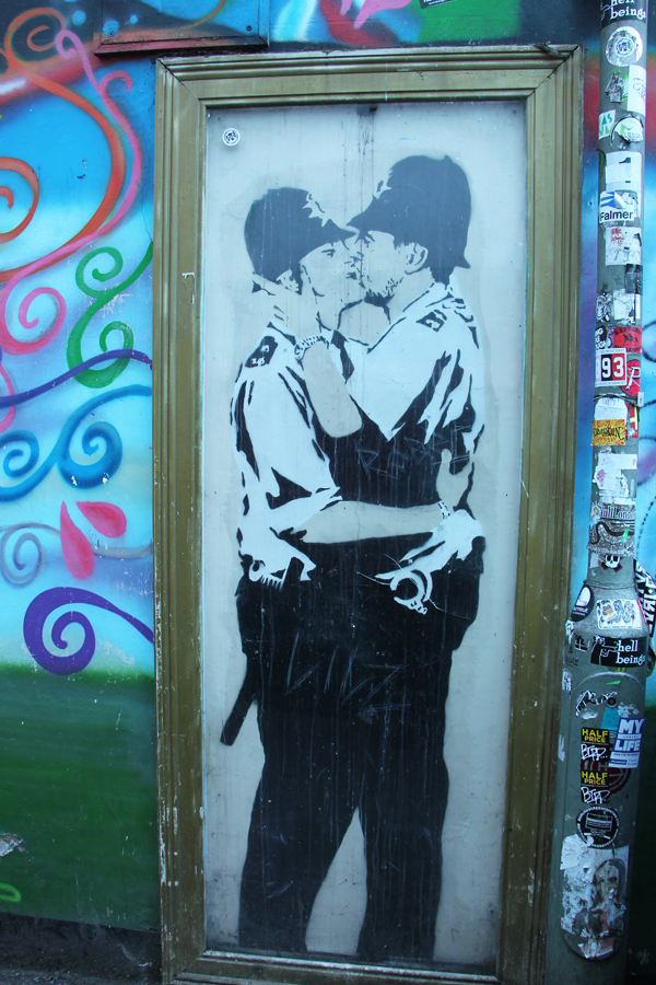 Südengland Roadtrip, Brighton, Street Art, Two Policemen kissing by Banksy
