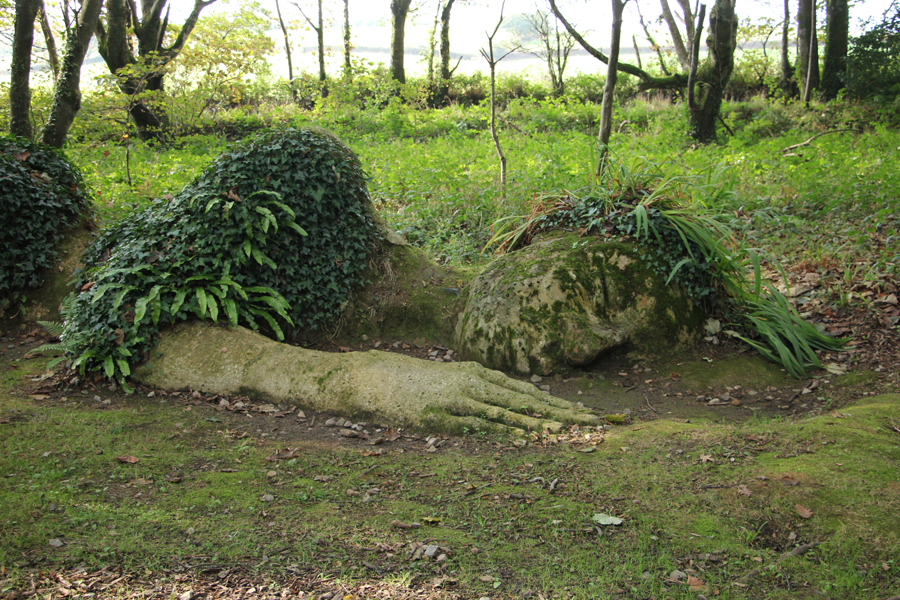 Liegende Figur in den Lost Gardens of Heligan