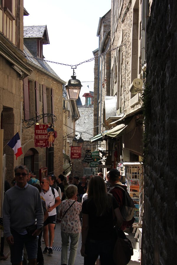 Touristen in den Gassen am Mont-Saint-Michel