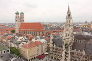 Blick vom Alten Peter auf die Frauenkirche und das Rathaus in München