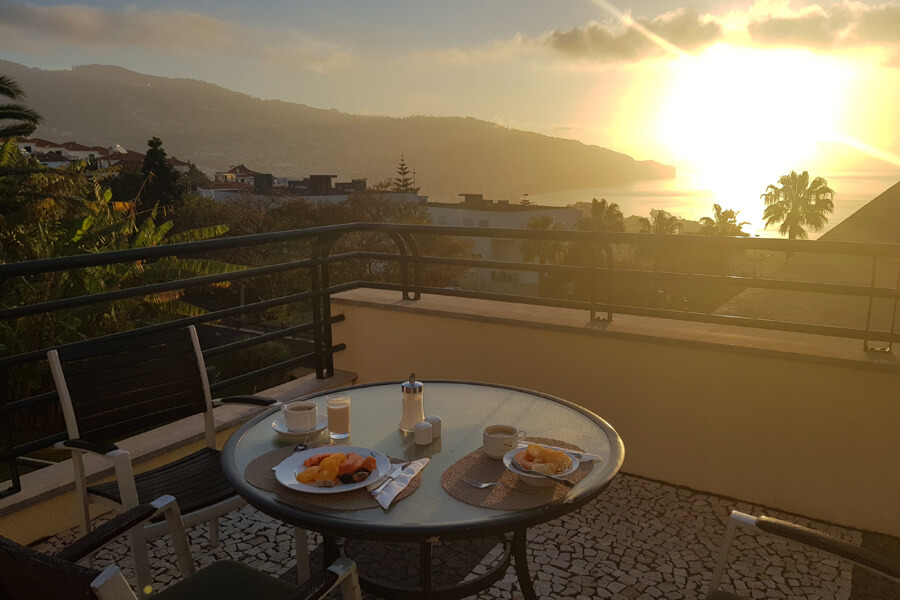 Frühstück auf der Terrasse + Sonnenaufgang über Funchal