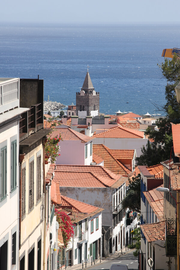 Straße mit Ausblick auf die Kathedrale von Funchal