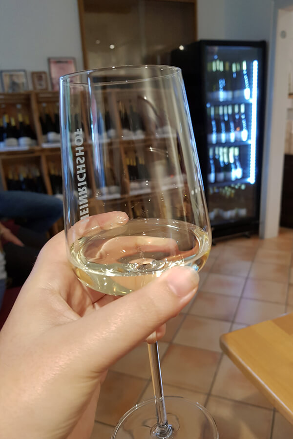 Weinglas mit Weißwein