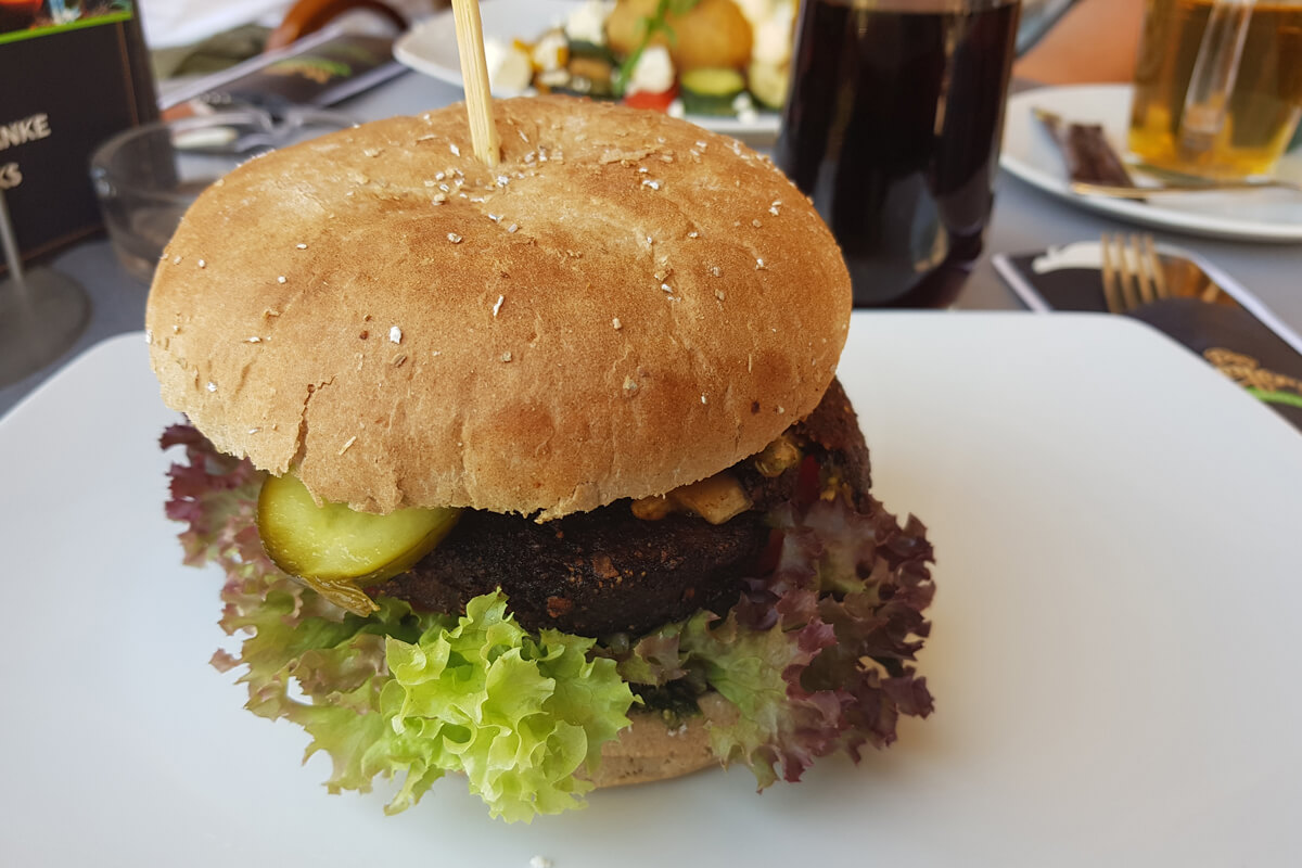 Veganer Burger im Restaurant in Cochem.