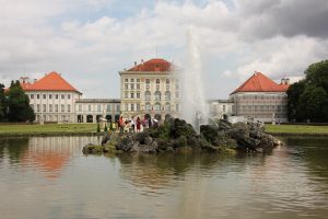 Wasserfontäne im Park vor Schloss Nymphenburg