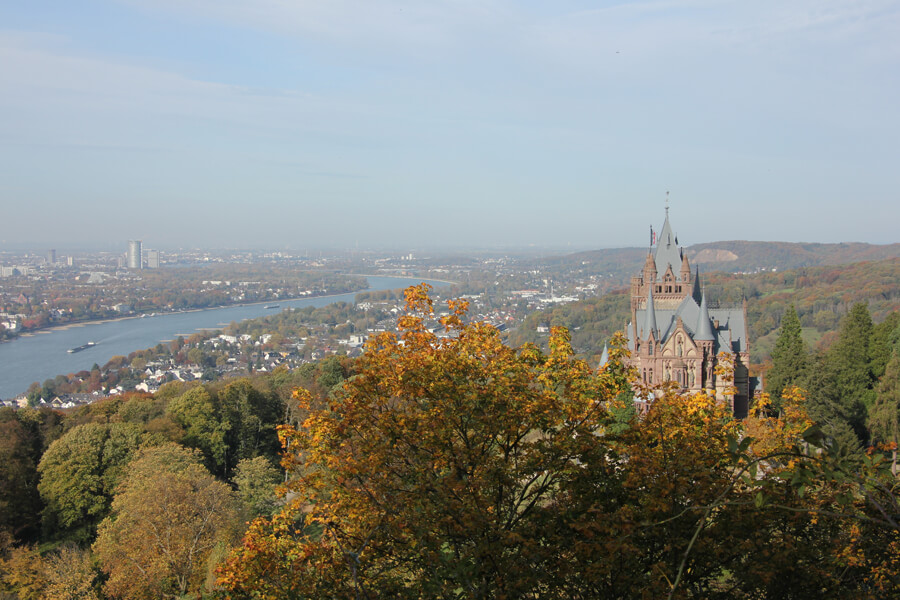 Aussicht auf Schloss Drachenburg, den Rhein und Bonn