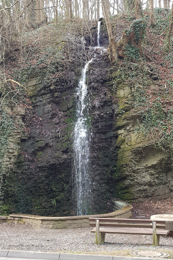 Kleiner Wasserfall am Rheinsteig: die Kaskade von Unkel.