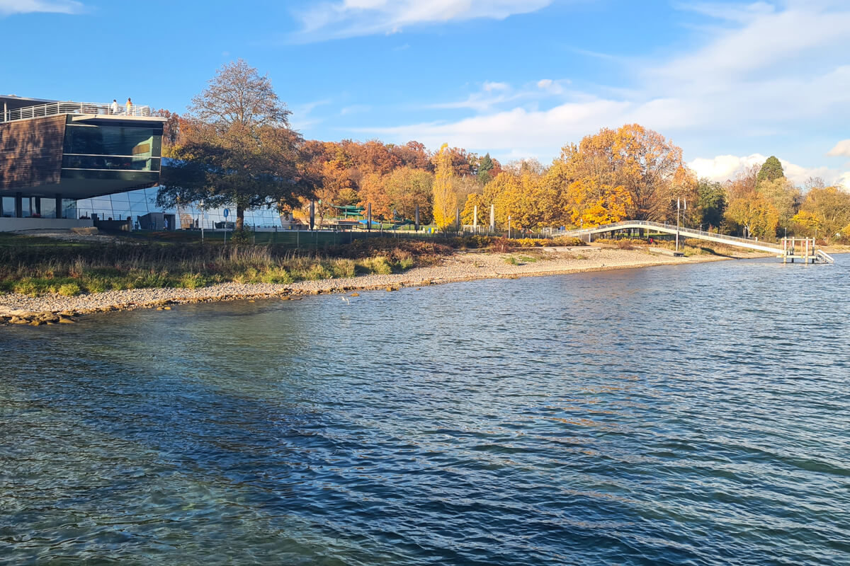 Blick auf die Bodensee Therme direkt am Seeufer