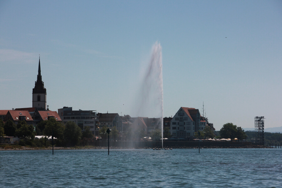 Panorama von Friedrichshafen mit der Wasserfontäne im Vordergrund.