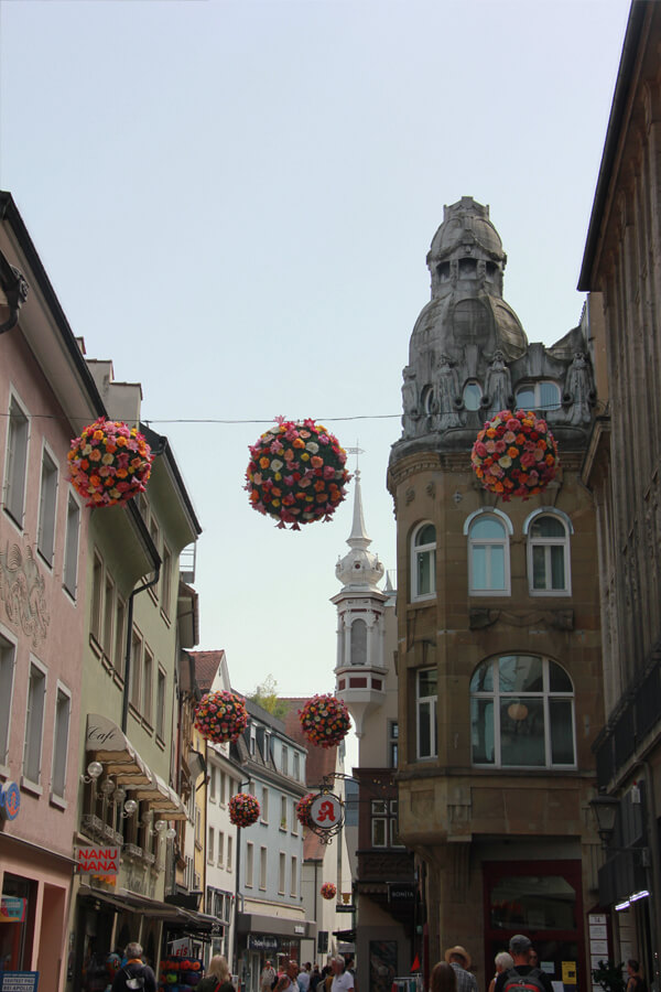Blumendeko in der Altstadt von Konstanz