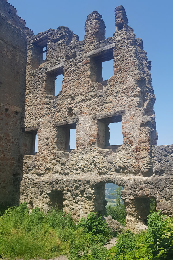 Alte Mauer der Ruine Altbodman