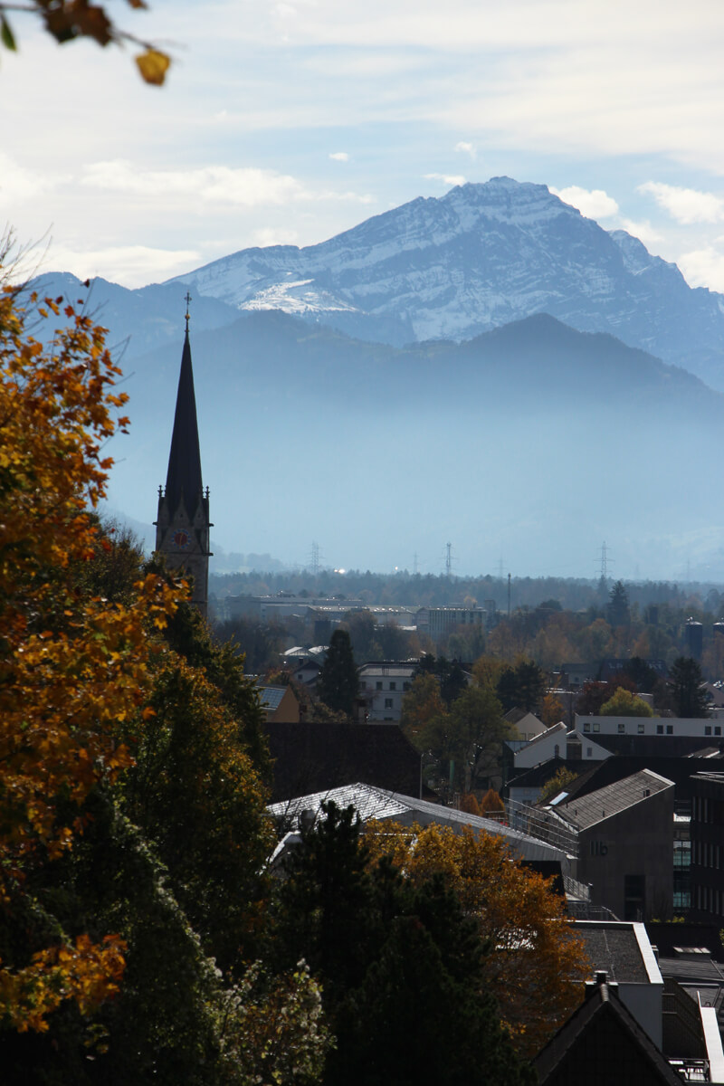 Blick auf Vaduz zwischen schneebedeckten Berggipfeln