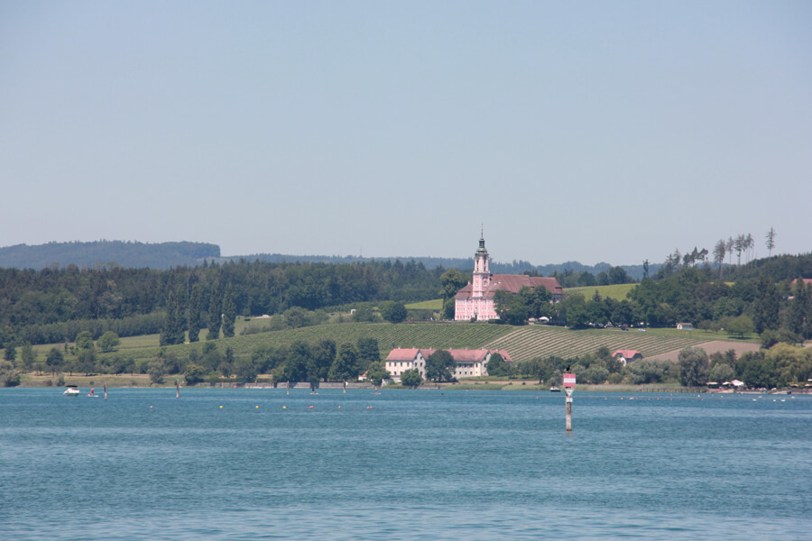 Die Wallfahrtskirche Birnau am Bodensee zwischen Weinbergen.