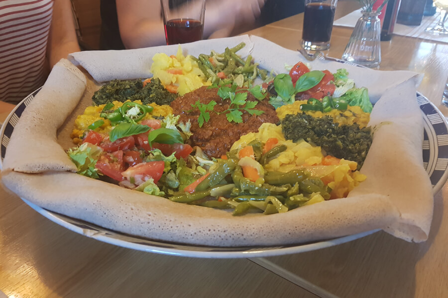 Gemischert Teller der äthiopisch veganen Küche im Fasika in Köln.
