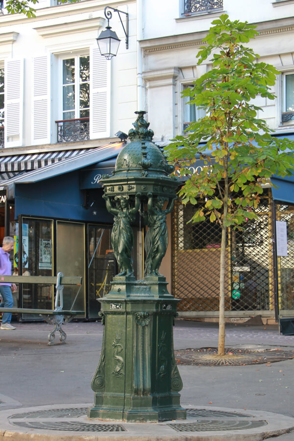 Klassische alte Pariser Trinkbrunnen