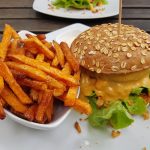 Veganer Burger mit Süßkartoffelpommes