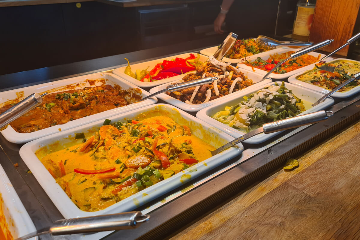 warme Gerichte am veganen Buffet im sattgrün