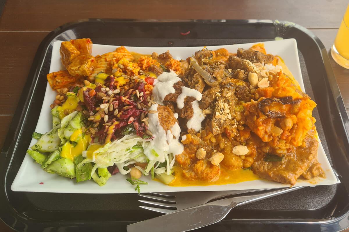 Mein vollgeladener Teller im sattgrün