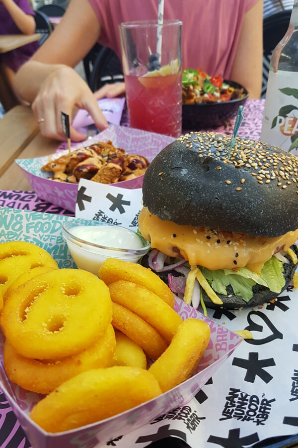 Burger und Smiley Fries in der Vegan Junk Food Bar Köln