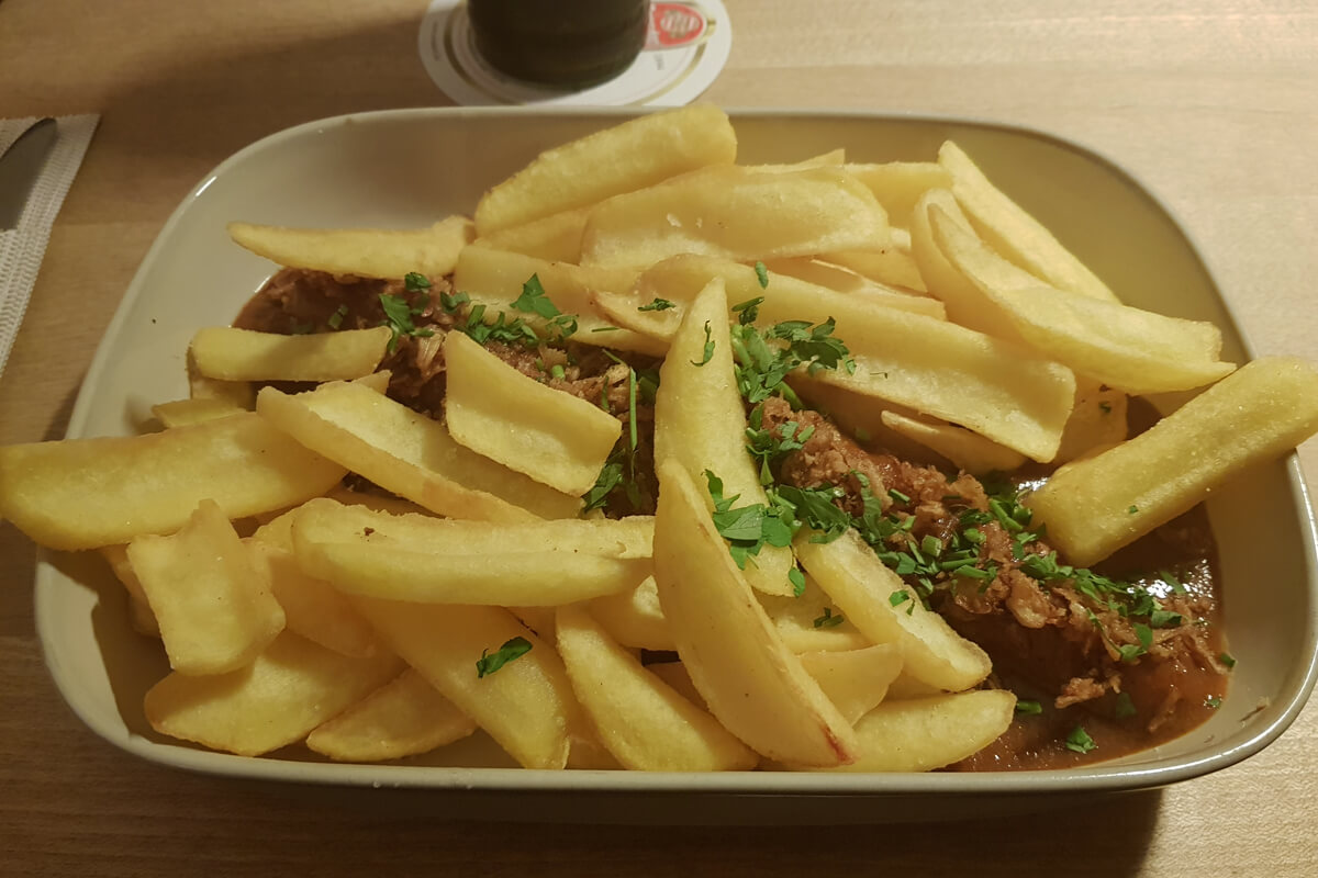 Vegane Currywurst mit Pommes im Brauhaus Moselstübchen