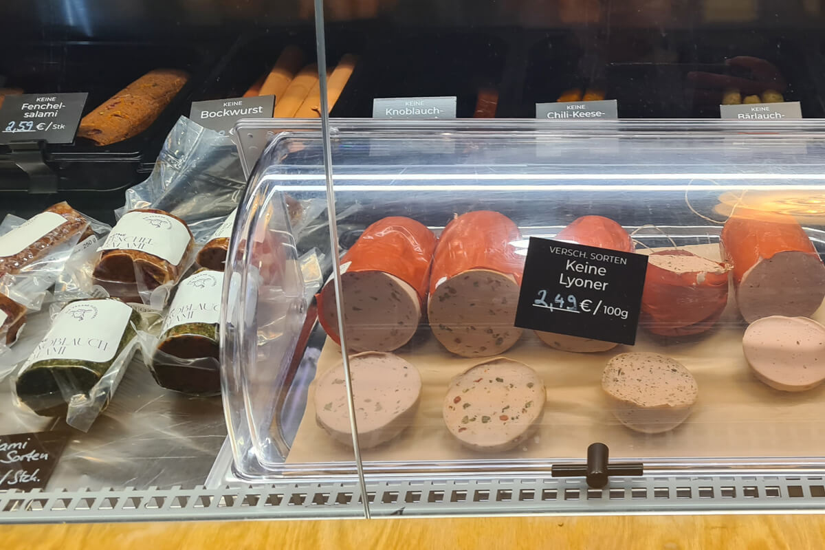 Vegane Wurst in der Theke der Veganen Fleischerei Köln