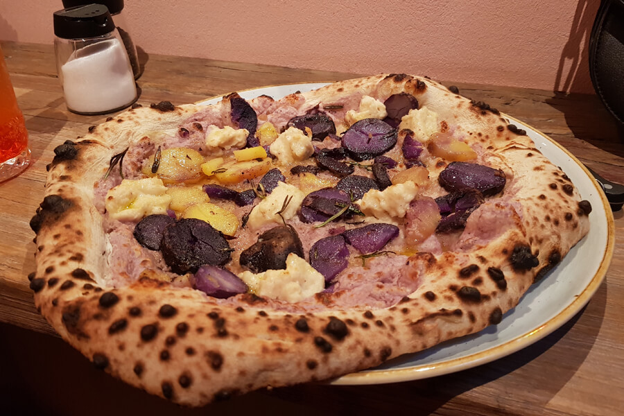 Vegane Pizza Violette mit Kartoffeln.