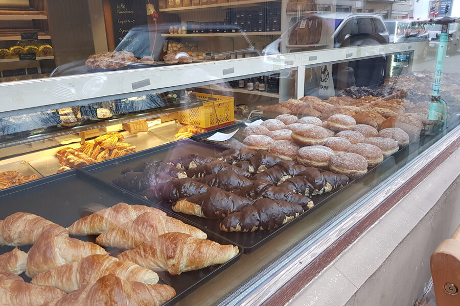vegane Croissants und Berliner im Schaufenster der Bäckerei Wiens