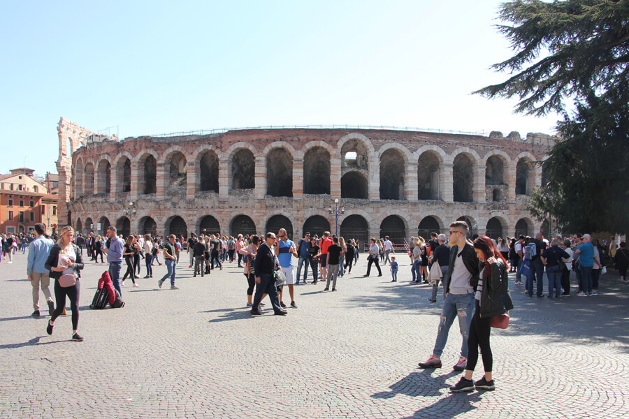 Die Arena von Verona von außen.