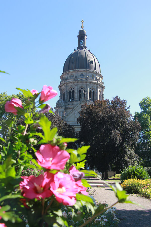 Die Kuppel der Christuskirche in Mainz, mit Blumen im Vordergrund