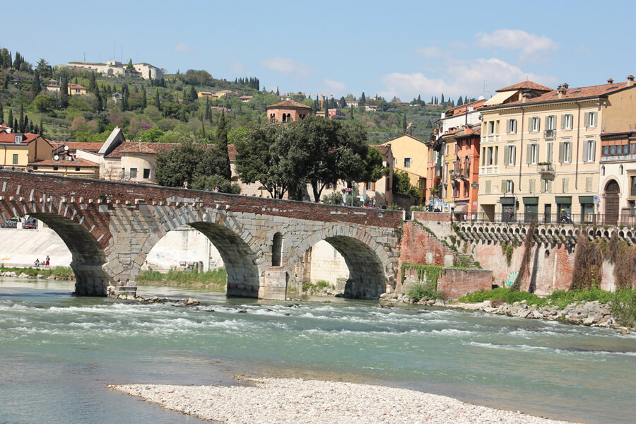 Historische Ponte Pietra über die Etsch