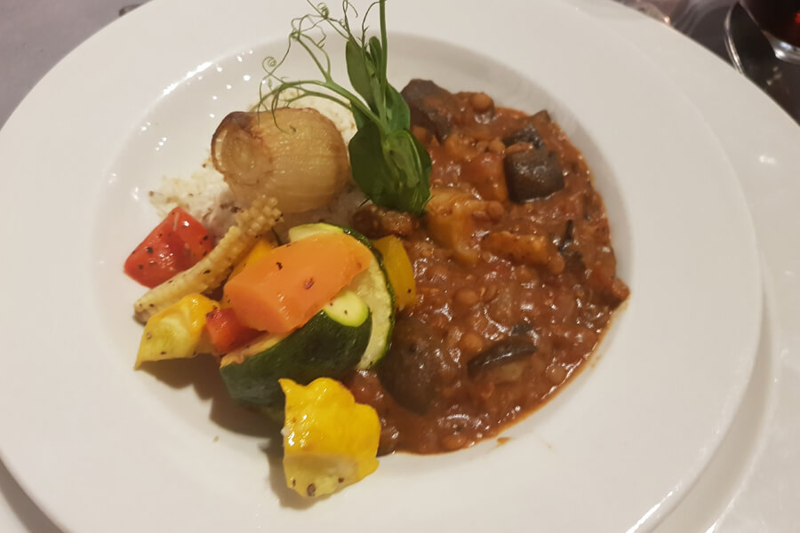 Auberginen-Linsen-Curry mit Blumenkohlreis und gebratenem Gemüse.