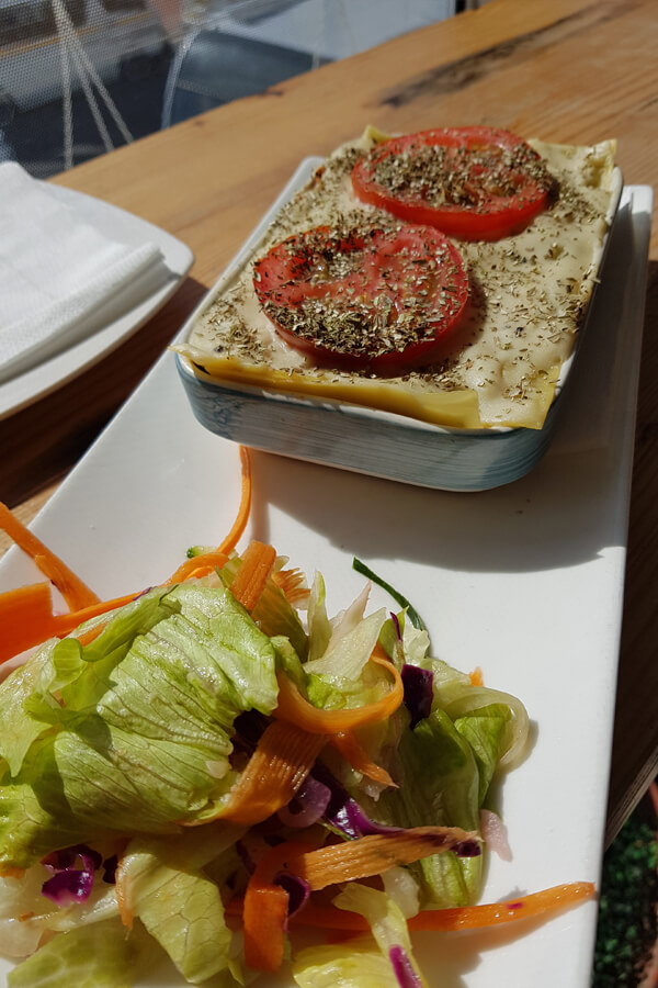 Vegane Lasagne mit Salat.
