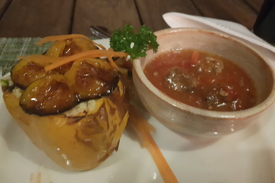 Veganes Abendessen: gefüllte Paprika und Tomatensoße.