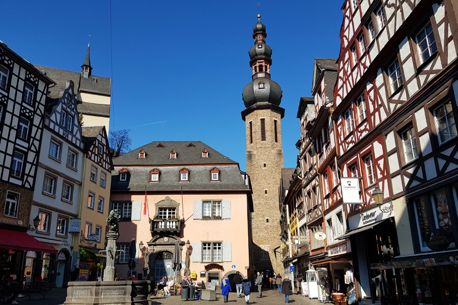 Marktplatz in Cochem mit Fachwerkhäusern und Rathausturm.