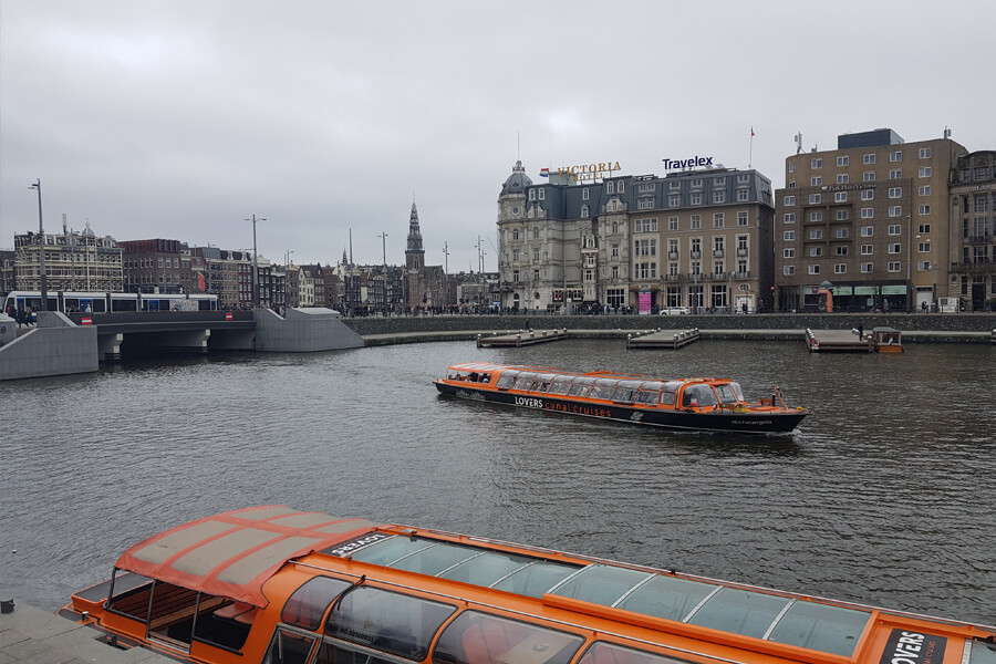 Die typschen Grachtenboote in Amstedam.