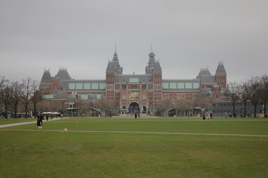 Das Rijksmuseum von außen.