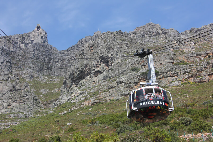 Eine Seilbahngondel fährt zum Tafelberg hinauf.