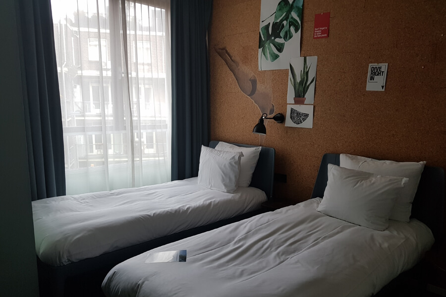 Zweibettzimmer im Conscious Hotel Amsterdam.