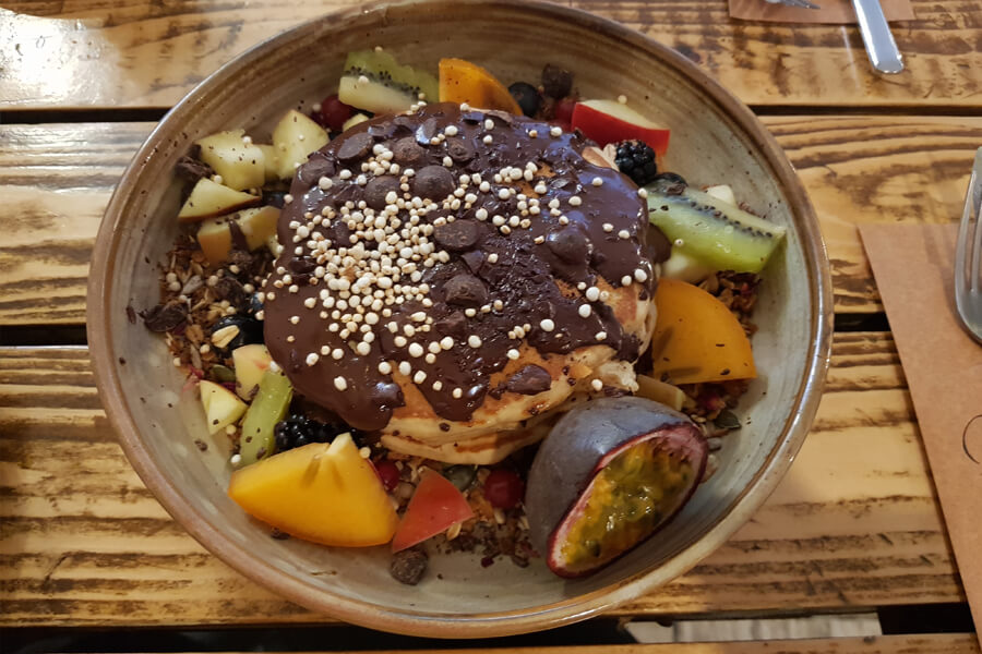 Vegane Pancakes mit Schokosoße und frischem Obst im Preps Café in Maastricht.