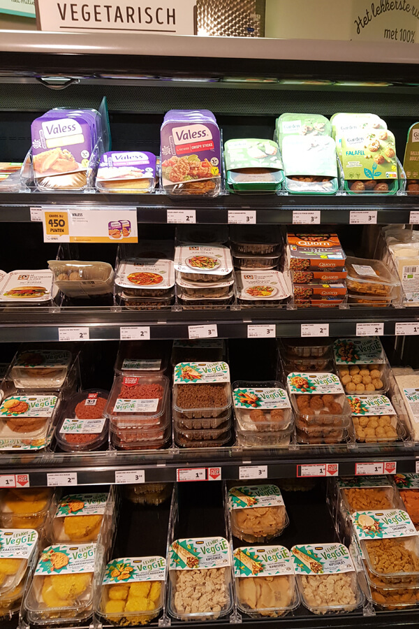Regal mit vegetarischen und veganen Fleischersatzprodukten im Jumbo Supermarkt.
