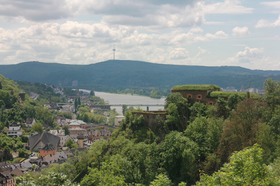 Aussicht vom Rheinsteig auf Festung Ehrenbreitstein.
